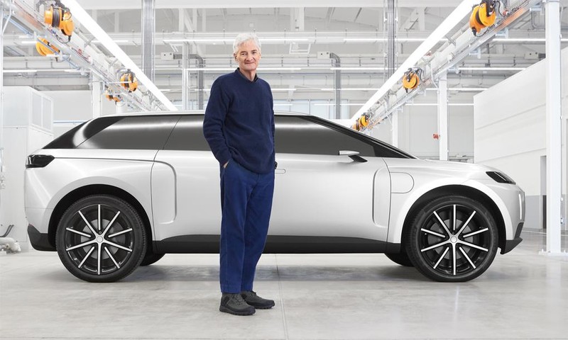 Tỷ phú James Dyson và chiếc xe điện do chính ông cùng đội thiết kế của mình chế tạo có giá phi thực tế. Ảnh: Autocar
