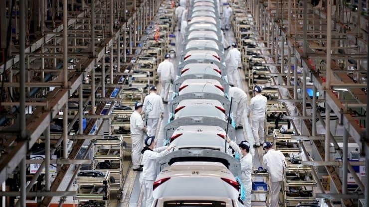 Các nhân viên làm việc trên dây chuyền bên trong nhà máy Dongfeng Honda. Ảnh: CNBC