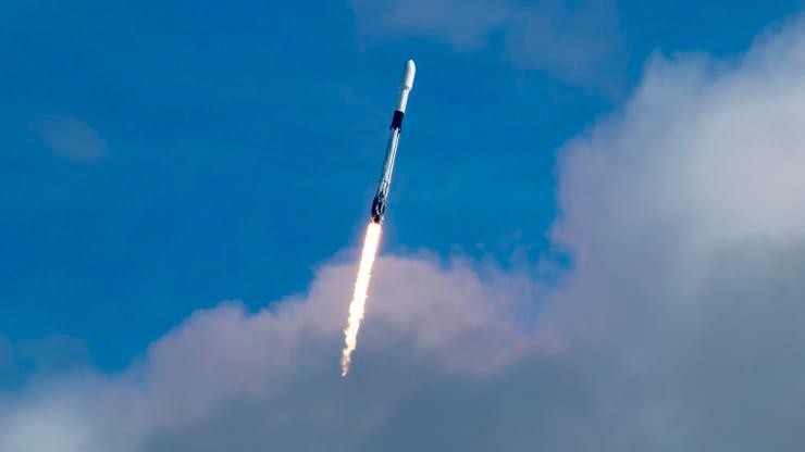 Tên lửa Falcon 9 phóng sứ mệnh Transporter-1 vào tháng 1/2021. Tên lửa Falcon 9 phóng sứ mệnh Transporter-1 vào tháng 1/2021.