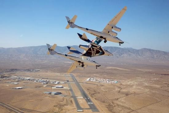 Phi thuyền được máy bay mẹ cất cánh đưa lên theo chiều ngang