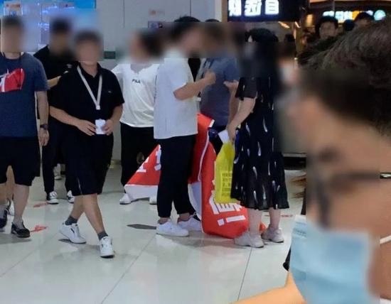 Nữ nhân viên bị hại làm băng rôn tố cáo hành vi đồi bại của cấp trên ngay tại công ty. Ảnh: Sina