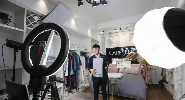 Trong những năm gần đây, ngành công nghiệp phát sóng trực tiếp đã phát triển nhanh chóng ở Trung Quốc.