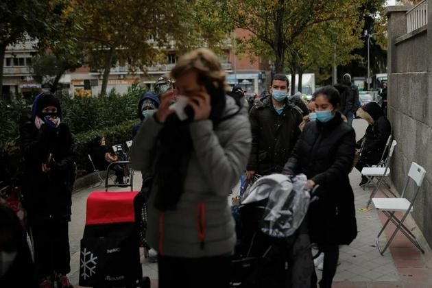 Những người thất nghiệp ở Tây Ban Nha xếp hàng để nhận trợ cấp