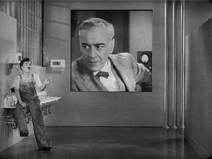 "Trong giờ giải lao, một công nhân đang hút thuốc, và khuôn mặt của ông chủ đột nhiên xuất hiện trên màn hìnhh phía sau và ra lệnh cho anh ta quay lại làm việc ..." Đây là một cảnh trong "Modern Times" phát hành năm 1936 do vua hài Charlie Chaplin đóng chính.