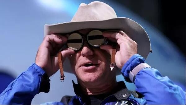 Sau khi tham gia chuyến bay có người lái đầu tiên của Blue Origin, Bezos đã khoe chiếc kính hàng không mang theo bên mình. Cặp kính này từng thuộc về nữ phi công đầu tiên Amelia Earhart bay một mình qua Đại Tây Dương.