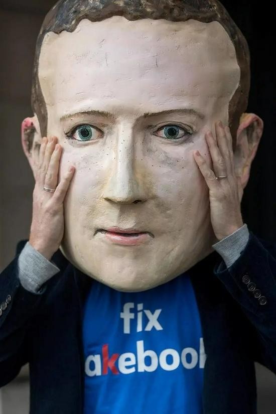 Tại London, mọi người mặt nạ hình Zuckerberg để phản đối việc rò rỉ thông tin người dùng