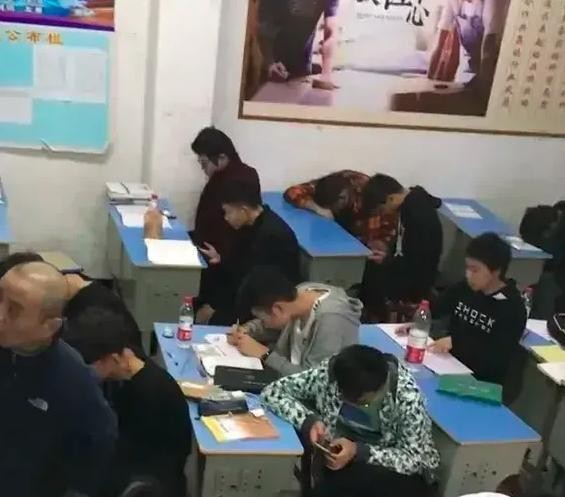 Mặc dù giáo viên đang giảng bài, học sinh trong lớp vẫn rất thờ ơ, hầu như tất cả đều đang dùng điện thoại di động và ngoảnh mặt làm ngơ với giáo viên.