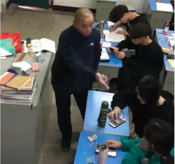 Thầy giáo phát cáu vì không khí trong lớp, ngăn hai nữ sinh ngồi hàng đầu nghịch điện thoại, nhưng đáng ngạc nhiên là hai học sinh này không hề sợ hãi, không để ý đến giáo viên, và vẫn tiếp tục hí hoáy điện thoại.