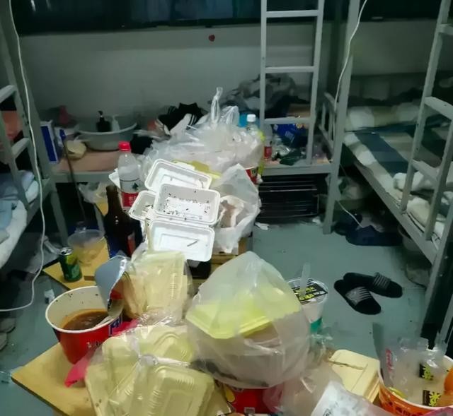 Những thùng mì gói, hộp cơm đã qua sử dụng chất thành đống trên bàn, cả khu ký túc xá trông rất bừa bộn, có thể thấy học sinh nơi đây không có ý thức dọn dẹp.