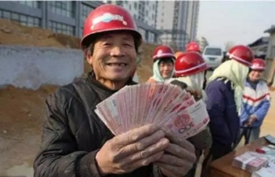 Một người lao động thuộc "nông nhị đại" chia sẻ thành quả làm việc chăm chỉ tại công trường xây dựng.