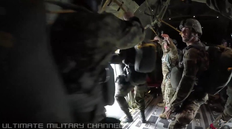 Video ghi lại toàn bộ quá trình nhảy dù của lính không quân ảnh 1