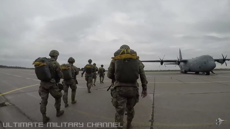 Video ghi lại toàn bộ quá trình nhảy dù của lính không quân ảnh 2