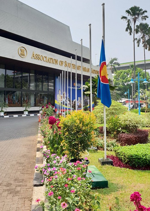 Ban thư ký ASEAN tại Jakarta, Indonesia treo cờ rủ ngày 25-27/9. Trước đó, thay mặt lãnh đạo các nước trong hiệp hội, nước chủ tịch ASEAN Singapore đã gửi điện chia buồn của ASEAN, trong đó bày tỏ sự kính trọng và đề cao những đóng góp của Chủ tịch nước Trần Đại Quang cho Cộng đồng ASEAN và hợp tác trong khu vực. Lễ viếng và mở sổ tang Chủ tịch nước Trần Đại Quang tại Đại sứ quán Việt Nam ở Jakarta diễn ra trong hai ngày 26- 27/9. Ảnh: Vietnam+