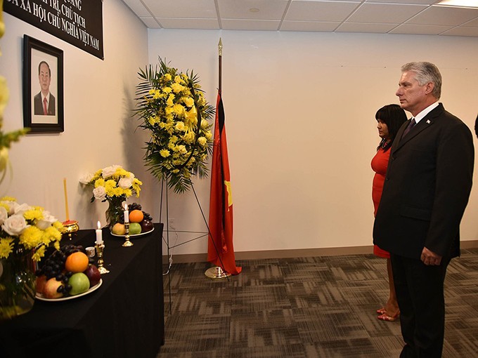 Hôm qua, Chủ tịch Cuba Miguel Diaz-Canel đã đến phái đoàn thường trực của Việt Nam tại Liên Hợp Quốc, New York, Mỹ để viếng Chủ tịch nước Trần Đại Quang. Chủ tịch nước từ trần ngày 21/9 tại Bệnh viện Trung ương Quân đội 108 sau thời gian chống chọi với bệnh hiểm nghèo. Ảnh: Twitter