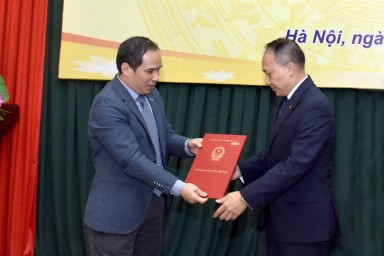 Phó Thống đốc NHNN Đoàn Thái Sơn trao Quyết định cho VIB (Nguồn: SBV) Phó Thống đốc NHNN Đoàn Thái Sơn trao Quyết định cho VIB (Nguồn: SBV)