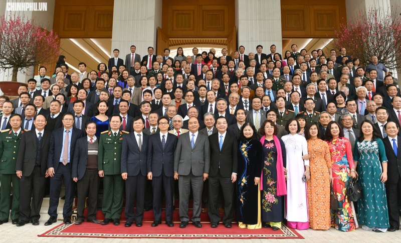Thủ tướng cùng các trí thức chụp ảnh lưu niệm