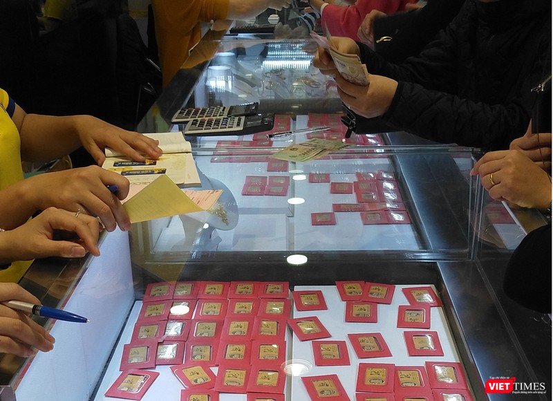 Nhiều người dân cầm sẵn lượng tiền mặt lớn để thực hiện giao dịch