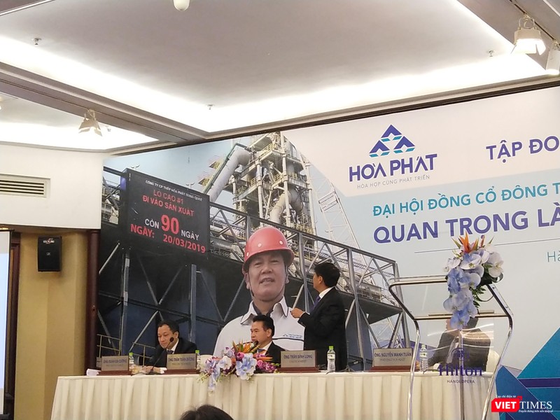 Ông Trần Đình Long chia sẻ thêm thông tin tới cổ đông về tiến độ dự án KLH gang thép Dung Quất (Ảnh: P.D) Ông Trần Đình Long chia sẻ thêm thông tin tới cổ đông về tiến độ dự án KLH gang thép Dung Quất (Ảnh: P.D)