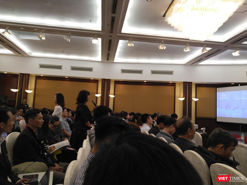 Một cổ đông nữ đặt câu hỏi cho Chủ tịch HĐQT Tập đoàn Hòa Phát (Ảnh: P.D) Một cổ đông nữ đặt câu hỏi cho Chủ tịch HĐQT Tập đoàn Hòa Phát (Ảnh: P.D)