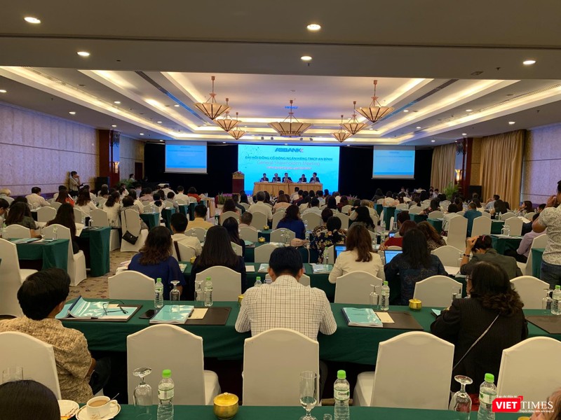 Nhiều cổ đông tham dự ĐHĐCĐ thường niên năm 2019 của ABBank (Ảnh: VT)