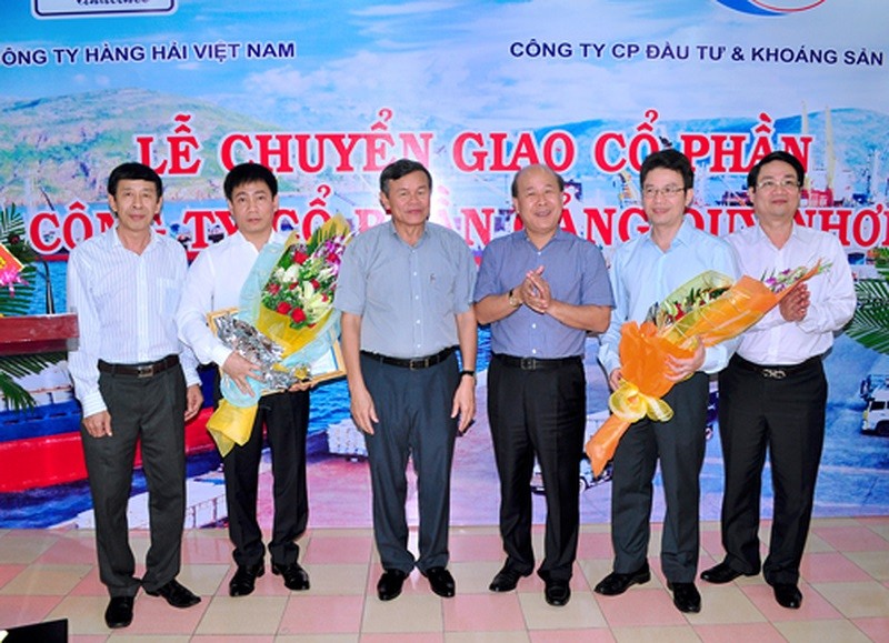 Ông Lê Hồng Thái (thứ 2 từ trái qua) tại buổi tiếp nhận cổ phần Cảng Quy Nhơn (Nguồn:Cảng Quy Nhơn)