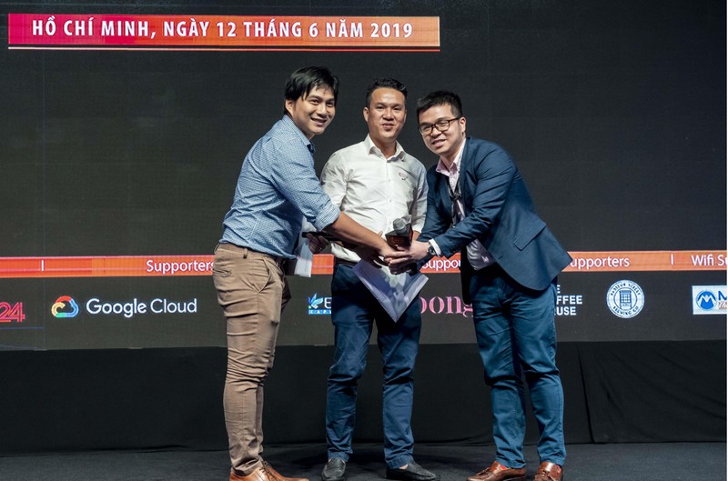 Giám đốc VinaCapital Ventures Trần Nhật Khanh (ngoài cùng bên phải) cùng nhà sáng lập Rever