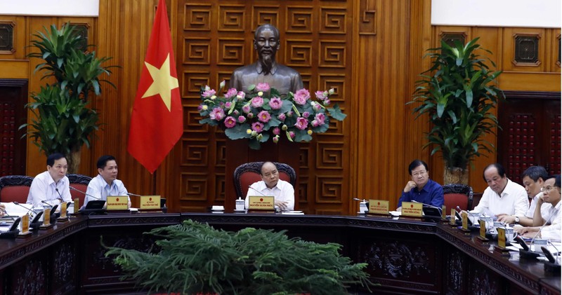 Thủ tướng lắng nghe các ý kiến về việc triển khai dự án cao tốc Trung Lương - Mỹ Thuận (Ảnh: VGP)