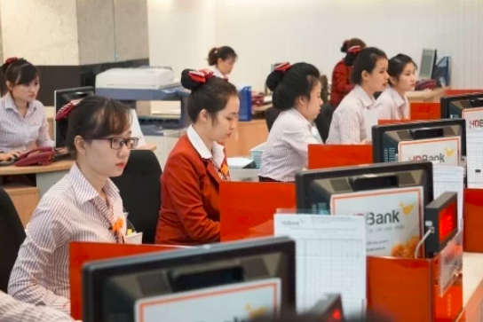 Nhân viên giao dịch tại quầy một ngân hàng thương mại. Ảnh: Anh Tú Nhân viên giao dịch tại quầy một ngân hàng thương mại. Ảnh: Anh Tú