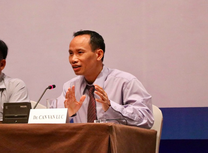 TS. Cấn Văn Lực chia sẻ tại tọa đàm