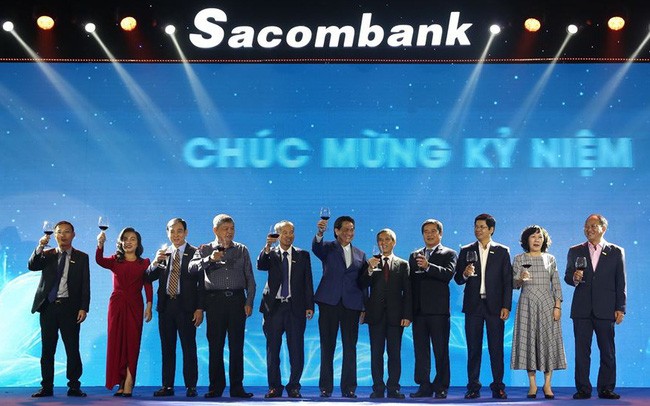 Ông Dương Công Minh và ông Đặng Văn Thành tại buổi lễ kỷ niệm 28 năm thành lập của Sacombank (Ảnh: Vietnambiz)