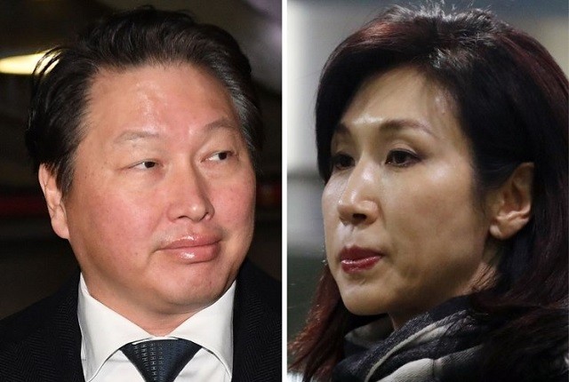 Tin đồn gia đình ông Chey Tae-won và bà Roh Soh-yeong rạn nứt bắt đầu xuất hiện vào tháng 6/2012. Ảnh: Yonhap. Tin đồn gia đình ông Chey Tae-won và bà Roh Soh-yeong rạn nứt bắt đầu xuất hiện vào tháng 6/2012. Ảnh: Yonhap.