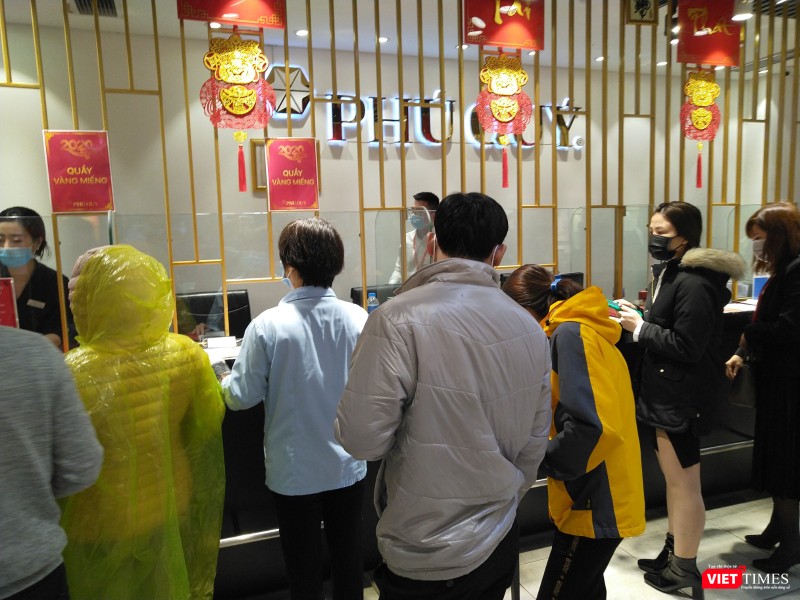 Người dân xếp hàng chờ thanh toán