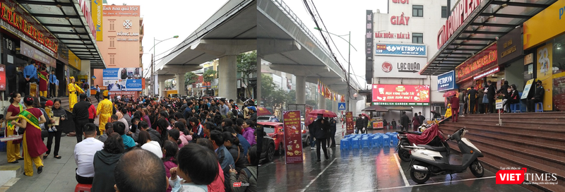 Khác với không khí sôi động năm 2019 (ảnh trái), thời tiết mưa rét và mối lo ngại dịch bệnh khiến cảnh tượng ngồi chờ xếp hàng không còn xảy ra (ảnh phải) tại một cửa hàng vàng lớn trên phố Cầu Giấy