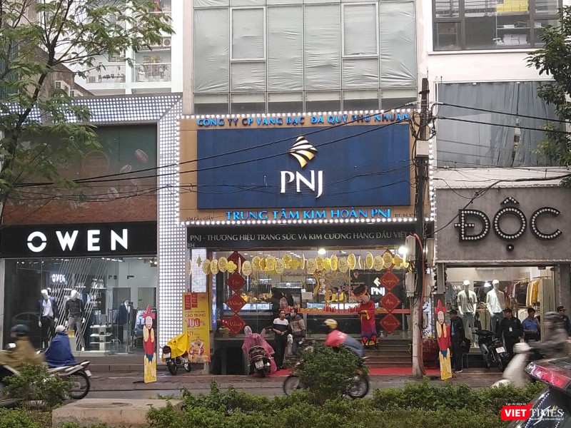 Cửa hàng vàng bạc của PNJ cũng khá vắng khách