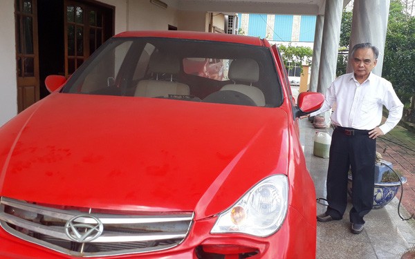 Ông Bùi Ngọc Huyên bên cạnh chiếc xe ô tô mang thương hiệu VG của Vinaxuki (Ảnh: Internet)