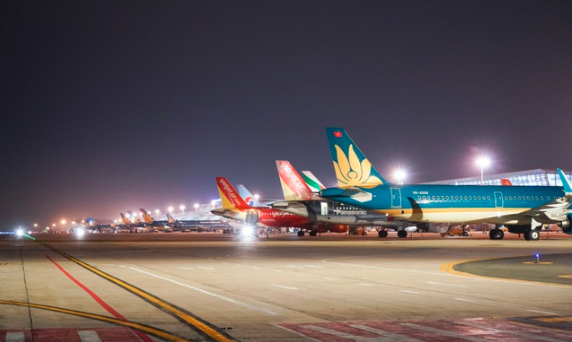 Covid-19 “thổi bay” 30.000 tỷ đồng, hàng không Việt Nam tiếp tục “lao dốc”