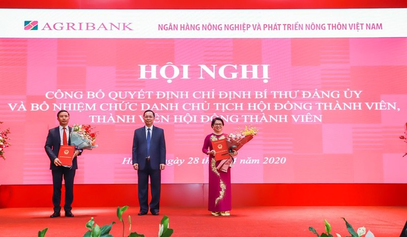 Ông Phạm Đức Ấn (ngoài cùng bên trái) và bà Đỗ Thị Nhàn tại buổi lễ (Nguồn: Agribank)