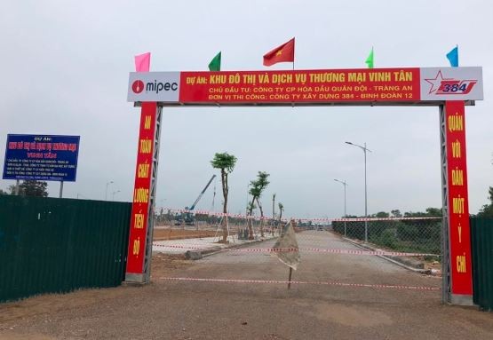 Cổng vào dự án Khu nhà ở và dịch vụ công cộng Vinh Tân (Nguồn: Internet) Cổng vào dự án Khu nhà ở và dịch vụ công cộng Vinh Tân (Nguồn: Internet)