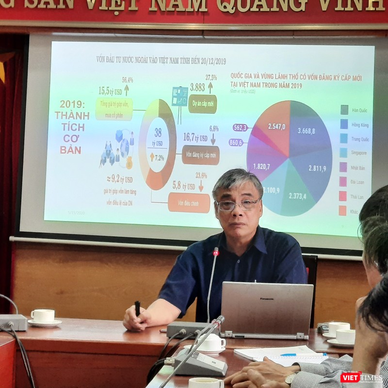 TS. Trần Đình Thiên tại buổi sinh hoạt (Ảnh: P.D)