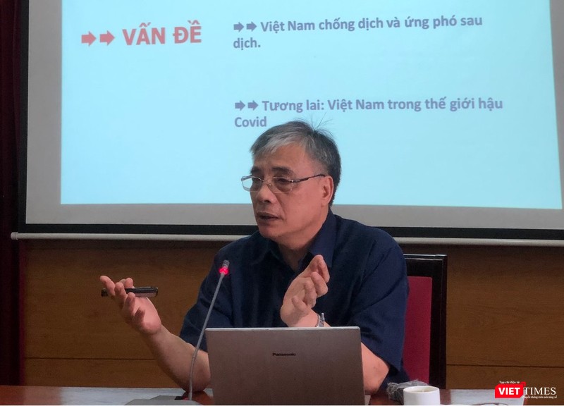 TS. Trần Đình Thiên tại buổi sinh hoạt của CLB Cafe Số (Ảnh: HB)