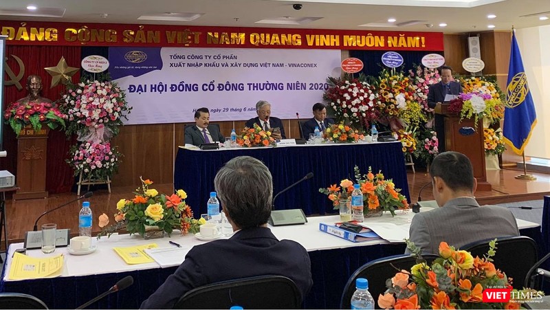 Màn “độc diễn” của Chủ tịch Vinaconex khiến cổ đông bức xúc