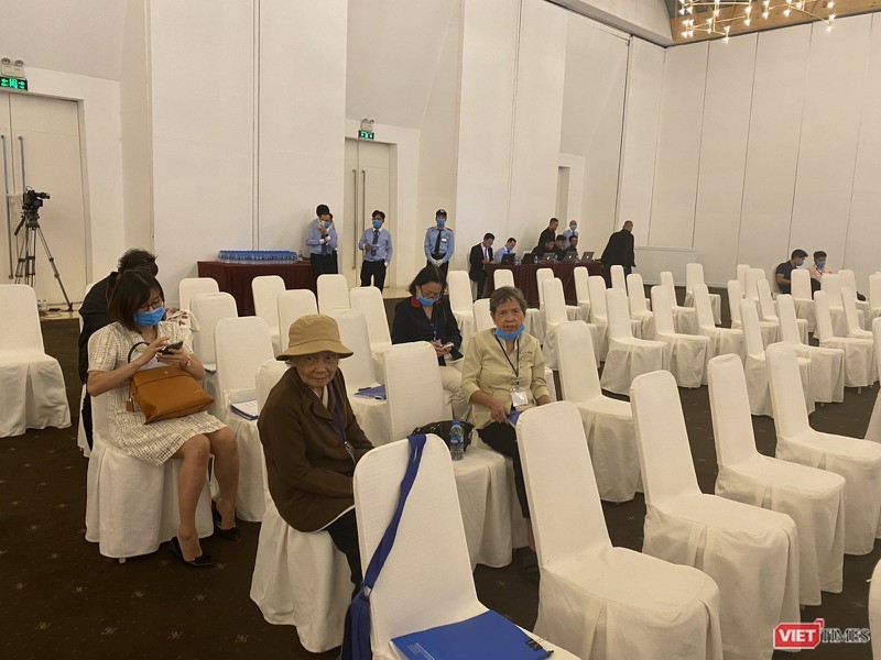 Các cổ đông Eximbank mòn mỏi với Eximbank.