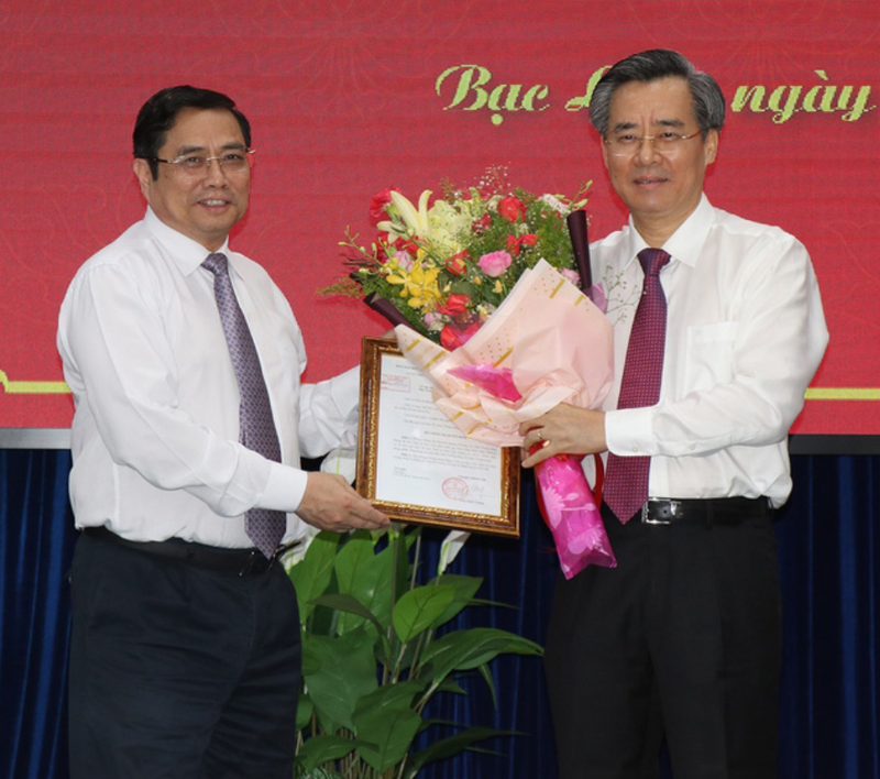 Ông Nguyễn Quang Dương (bên phải) nhận quyết định tại buổi lễ (Ảnh: VTV)