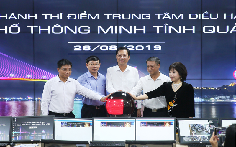 Bà Nguyễn Thị Thanh Nhàn đại diện cho AIC Group tham gia bấm nút ra mắt Trung tâm Điều hành thành phố thông minh tại Quảng Ninh (Nguồn: quangninh.gov.vn) Bà Nguyễn Thị Thanh Nhàn đại diện cho AIC Group tham gia bấm nút ra mắt Trung tâm Điều hành thành phố thông minh tại Quảng Ninh (Nguồn: quangninh.gov.vn)