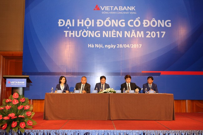 Ông Phương Hữu Việt (ngồi giữa) trong một lần làm Chủ tọa tại ĐHĐCĐ của VietABank Ông Phương Hữu Việt (ngồi giữa) trong một lần làm Chủ tọa tại ĐHĐCĐ của VietABank