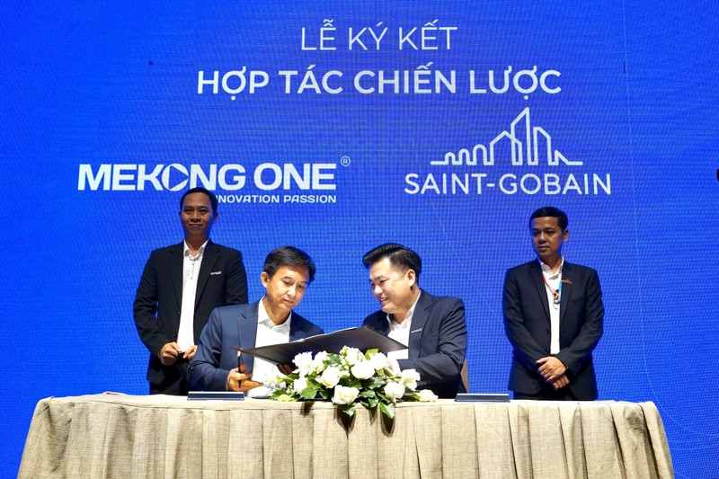 Ông Võ Duy Nghĩa - Tổng Giám Đốc Mekong One trao hợp đồng hợp tác chiến lược cho Đại diện Tập đoàn Saint-Gobain Việt Nam, Ông Nguyễn Trường Hải- Tổng Giám Đốc.