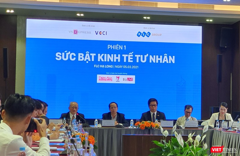 Toàn cảnh buổi toạ đàm “Làm tổ cho đại bàng nội” Toàn cảnh buổi toạ đàm “Làm tổ cho đại bàng nội”