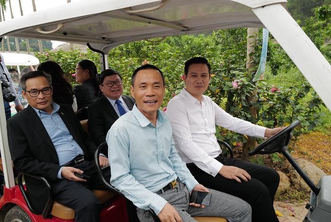 Ông Phạm Văn Tam cùng ông Lê Như Toản – Chủ tịch HĐQT T&T 159 Group đưa quan khách tham quan trang trại bằng xe điện (Ảnh: VNExpress) Ông Phạm Văn Tam cùng ông Lê Như Toản – Chủ tịch HĐQT T&T 159 Group đưa quan khách tham quan trang trại bằng xe điện (Ảnh: VNExpress)