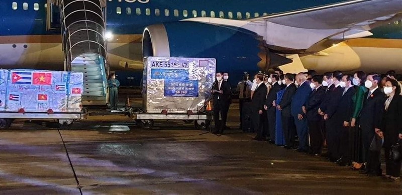 Buổi lễ tiếp nhận 1,05 triệu liều vaccine Abdala của Cuba vào tối muộn ngày 25/9/2021