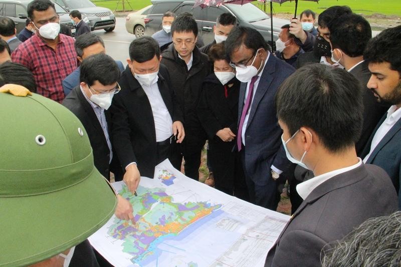 Đoàn công tác khảo sát địa điểm thực hiện dự án khu công nghiệp dược phẩm tại Thanh Hoá (Ảnh: thanhhoa.gov.vn)